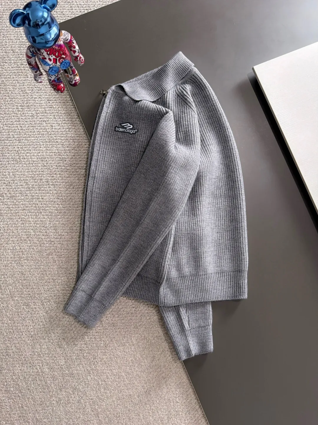 Next day shipment P225 Balenciaga 2026 Autumn and Winter latest sweater from official website, now on sale at counters simultaneously Hot Sale! Specially made of wool blended fabric. It feels comfortable and can be directly in contact with the skin. The logo badge is exquisitely embroidered, which is extremely eye-catching! The details highlight the fashionable charm of big brands. Exquisite workmanship. Three-dimensional cutting style. The wearing effect is invincible and handsome! All three standards are complete! Sizes:M-3XL